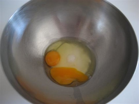 In una ciotola sbattere lo zucchero con le uova, aggiungere l'olio e continuare a mescolare.