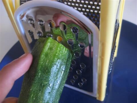 Grattugiare le zucchine