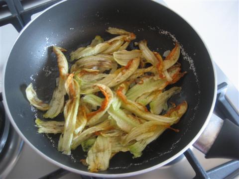 rosolare cipolla nell'olio,aggiungere fiori di zucchina