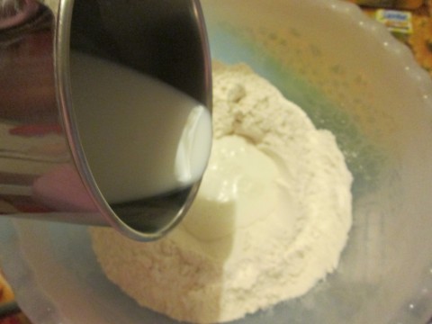 versare il latte tiepido ( non bollente o freddo ) nella farina