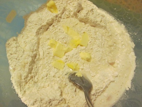 aggiungere il burro o la margarina a temperatura ambiente a pezzetti e mescolare