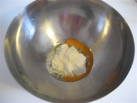 in una ciotola mescolare la ricotta con il parmigiano, l'uovo e un pizzico di sale
