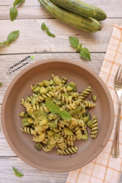 Pasta con pesto di basilico, zucchine e Emmentaler