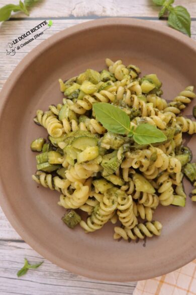 Pasta con pesto di basilico, zucchine e Emmentaler