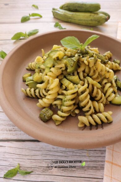 Pasta con pesto di basilico, zucchine e Emmentaler