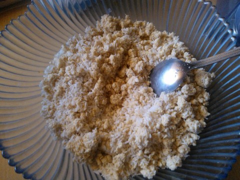 Aggiungere lo zucchero e il mascarpone, impastare con le mani, formare delle palline e passarle nella farina di cocco.