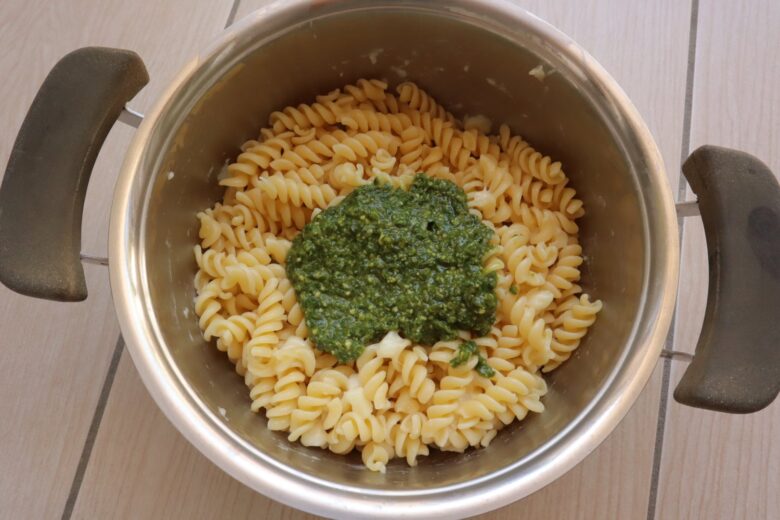Pasta con pesto di basilico, zucchine e Emmentaler