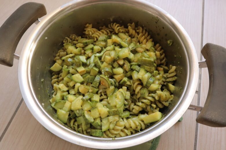 Pasta con pesto di basilico, zucchine e Emmentaler