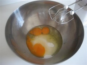 Mescolare le uova con lo zucchero