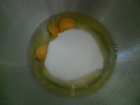 Montare le uova con lo zucchero e la vaniglia fino a che saranno gonfie.