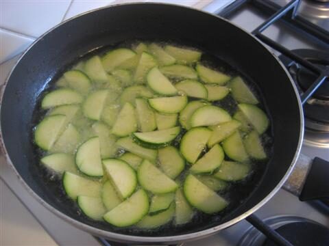 lavare e tagliare le zucchine a spicchi,farle cuocere in olio di semi