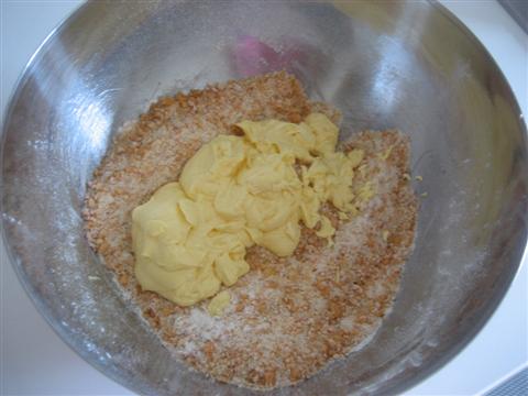 Versare la crema ottenuta nel composto secco e mescolare