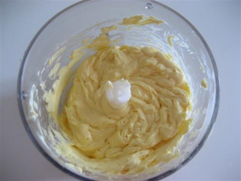 mescolare l'uovo con la margarina nel tritatutto fino ad ottenere una crema soffice