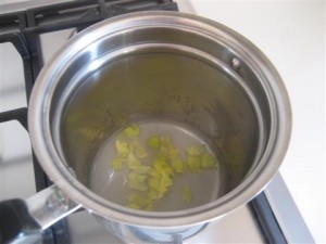 cuocere le scorzette di limone in un pentolino per circa 8 - 10 minuti insieme a 2 cucchiai di zucchero e 1 cucchiaio e mezzo di acqua