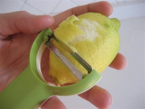 tagliare delle piccole scorzette di limone
