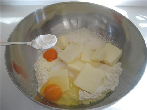 aggiungere un uovo, un tuorlo e un cucchiaino e mezzo di lievito