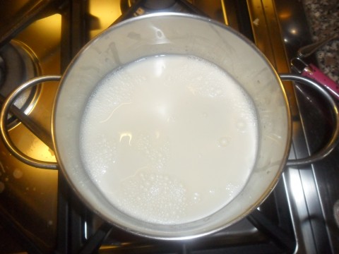 Iniziamo a preparare la crema, così ha tutto il tempo per raffreddarsi per bene. Riscaldiamo il latte e versiamo lo zucchero. 
