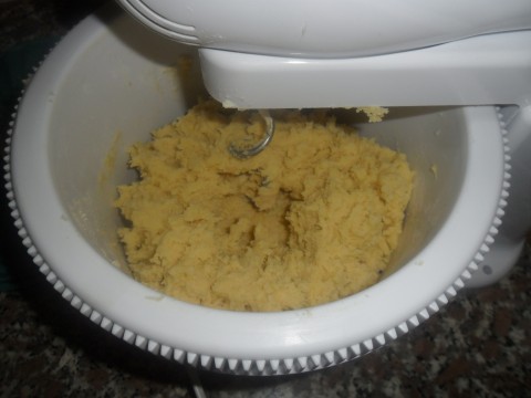 Se sul fondo tende a rimanere della farina con un cucchiaio girate l'impasto e aggiungete un filo di acqua  per unire al composto. Impastate giusto il tempo necessario affinchè si formi una palla morbida. 