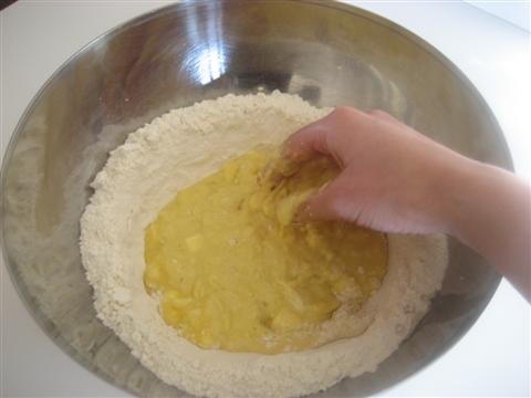 Amalgamare gli ingredienti prendendo poco alla volta la farina