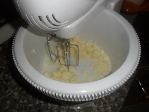 Utilizzare lo stesso boccale (senza lavarlo) e versare lo zucchero e il burro tagliato a pezzetti (tenuto precedentemente a temperatura ambiente). Amalgamare bene i 2 ingredienti.