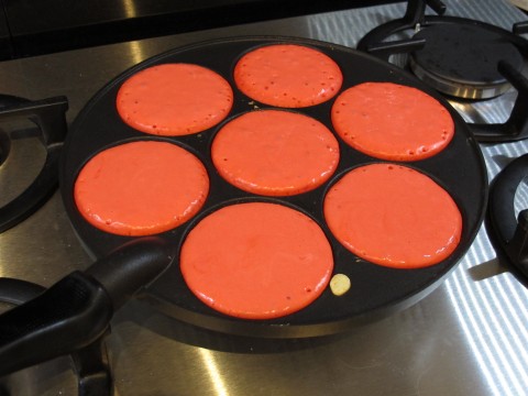 Per ottenere l'impasto rosso basta semplicemente dividere in due ciotole la pastella ottenuta ed aggiungere in una di esse il colorante rosso in gel.
