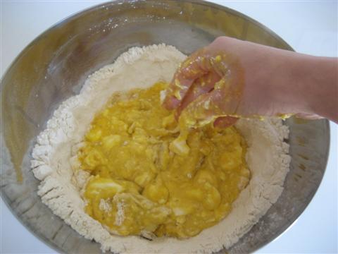 Amalgamare bene tutti gli ingredienti incorporando pian piano la farina. 