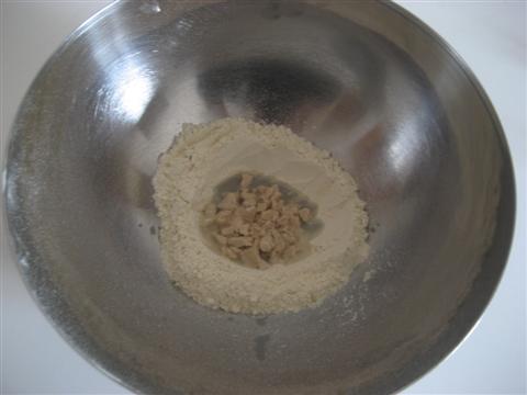 Sciogliere il lievito nell'acqua e incorporare la farina pian piano fino a formare un piccolo panetto liscio e omogeneo.  
