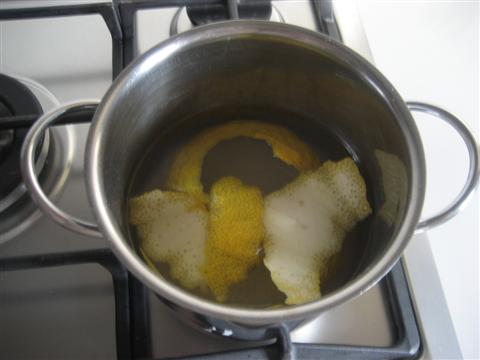 Nell'attesa che il babà si raffreddi preparare la bagna. Aggiungere acqua, zucchero e la buccia dei limoni, far bollire e spegnere il fuoco.
