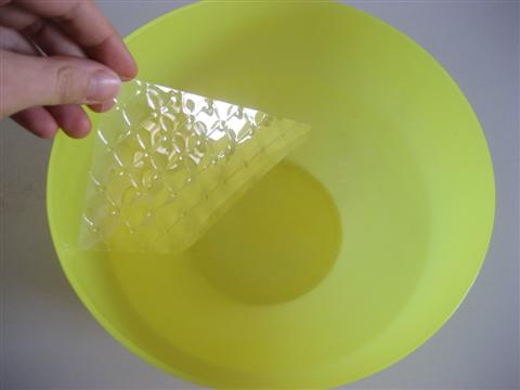 In una ciotola aggiungere acqua fredda e far ammorbidire per 10 minuti i fogli di gelatina.