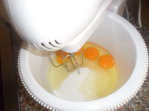 Montare le uova con lo zucchero fino a formare un composto gonfio e spumoso. 