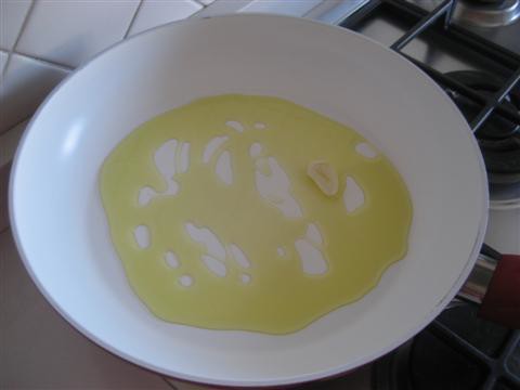 Imbiondire l'aglio nell'olio