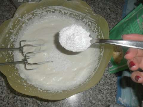 Sbattere leggermente la panna giusto 10 secondi, aggiungere metà dello zucchero a velo a cucchiaiate (ATTENZIONE  la panna non deve essere montata dura).  