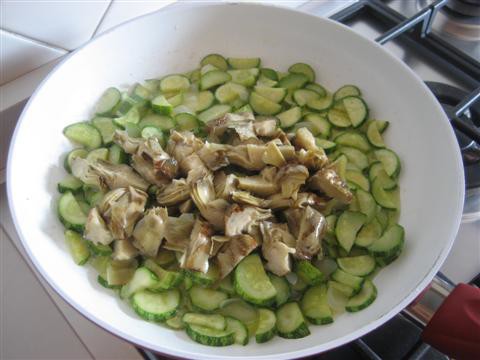 Tagliare i carciofini e aggiungerli alle zucchine, cuocere per circa 5 minuti. 