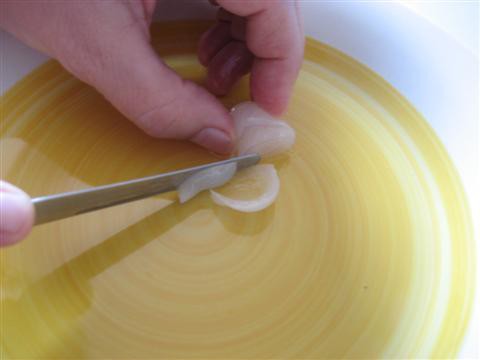 Tagliare i cipollotti a pezzetti e versali nell'olio, cuocere per 2- 3 minuti,