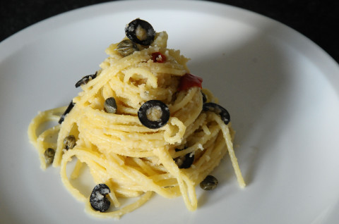 Spaghetti aglio olio olive nere capperi e peperoncino