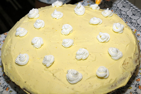 decorazione della torta con ciuffetti di panna