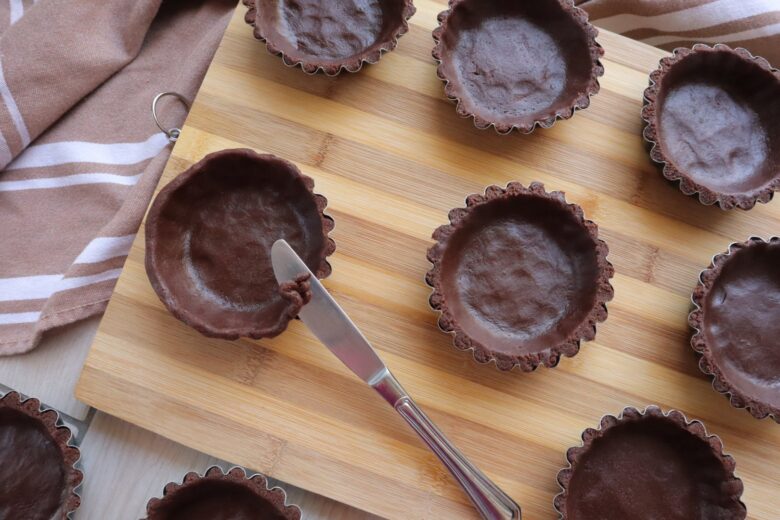 Tartellette al cacao con caramello salato e granache al cioccolato