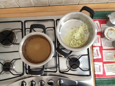 Soffriggere la cipolla e preparare il brodo