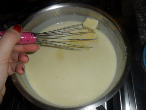 Mescolare il composto e versare il tutto nella pentola con il latte caldo. Cuocere e far addensare. A fine cottura aggiungere la noce di burro.