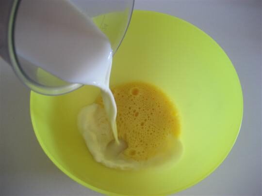 In un'altra ciotola sbattere l'uovo con una forchetta e aggiungere il latte
