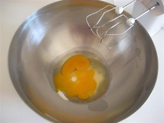 In un'ampia ciotola sbattere con le fruste elettriche, lo zucchero con le uova e un pizzico di sale. Sbattere per almeno 3 - 4 minuti finchè il composto risulta bello spumoso. 