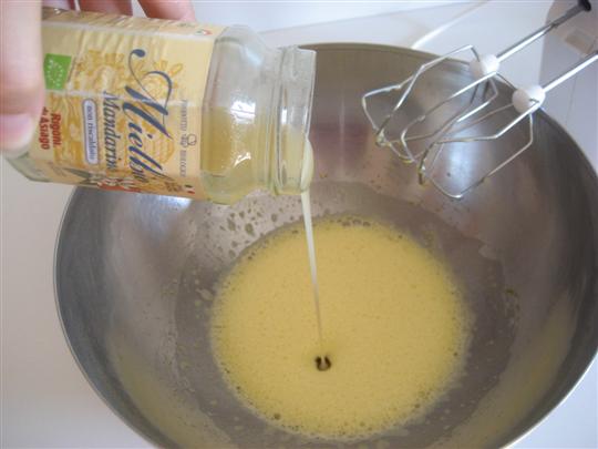 Versare il miele nel composto