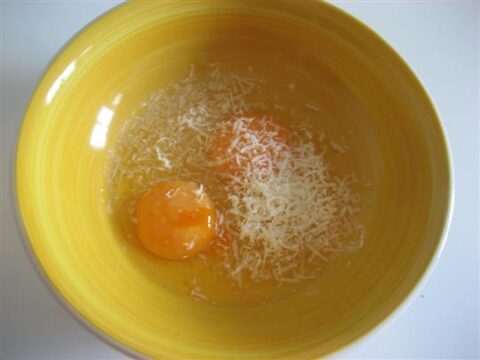 Sbattere uova, pizzico di sale, pepe e Le Gruyere grattugiato.