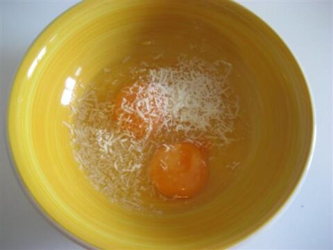 Sbattere uova, pizzico di sale, pepe e una piccola grattugiata di Le Gruyere.