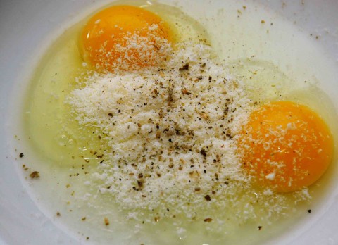 uova sale pepe e parmigiano