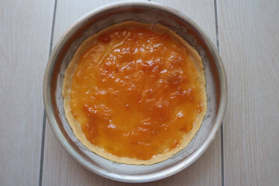 Crostata di marmellata all'albicocca con mele e lamelle di mandorle
